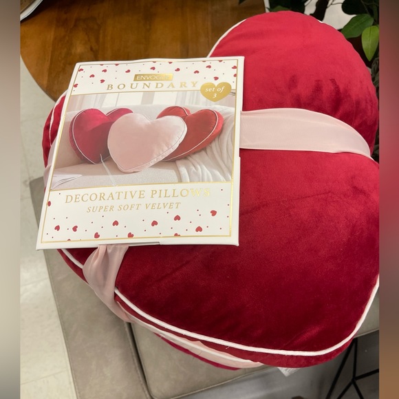 Valentine Heart Velvet Plush Pillow Set of 3 Envogue Red and Pink 🩷 NWT - Picture 4 of 4
